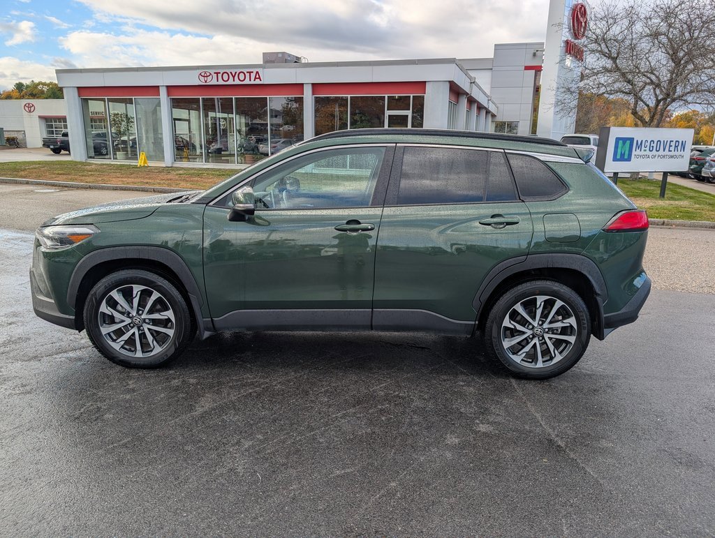 Used 2024 Toyota Corolla Cross XLE w/ Convenience Package image 2