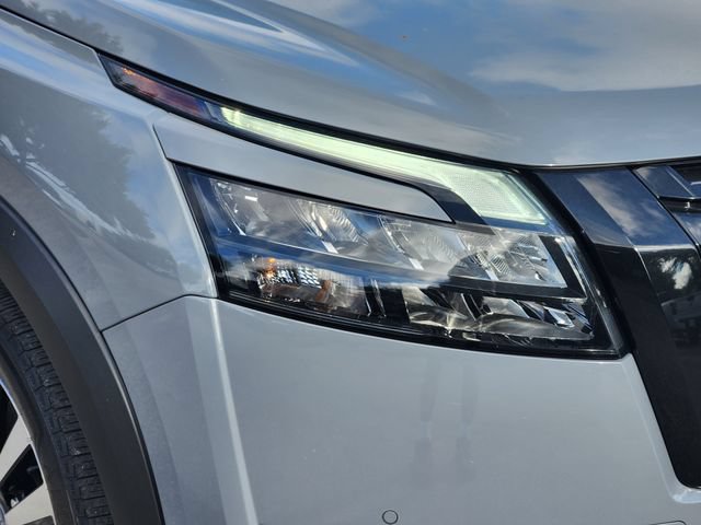 Used 2025 Nissan Pathfinder Platinum w/ Lighting Package (N93) FWD image 10