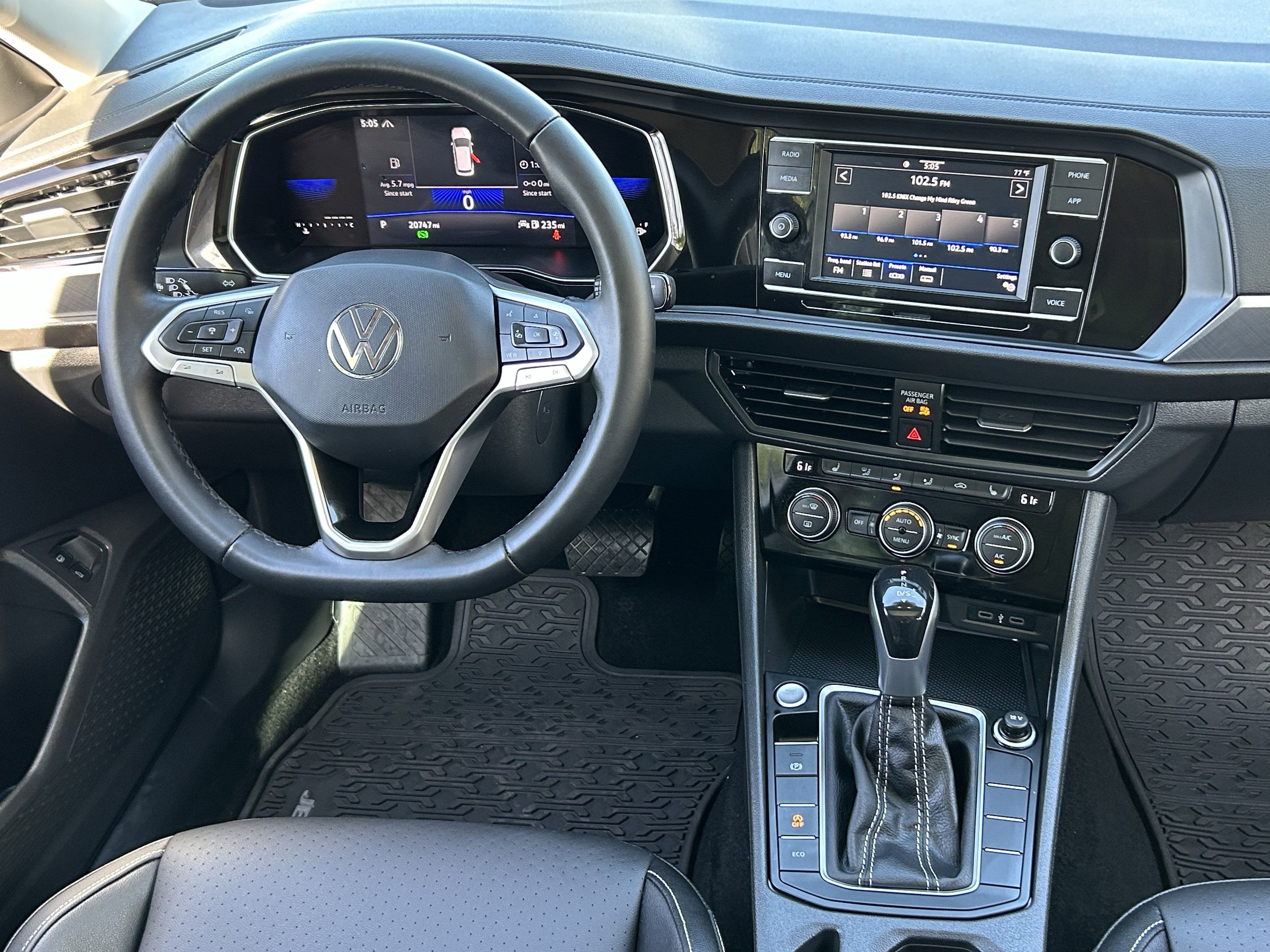 Used 2022 Volkswagen Jetta SE w/ Panoramic Sunroof Package FWD image 12