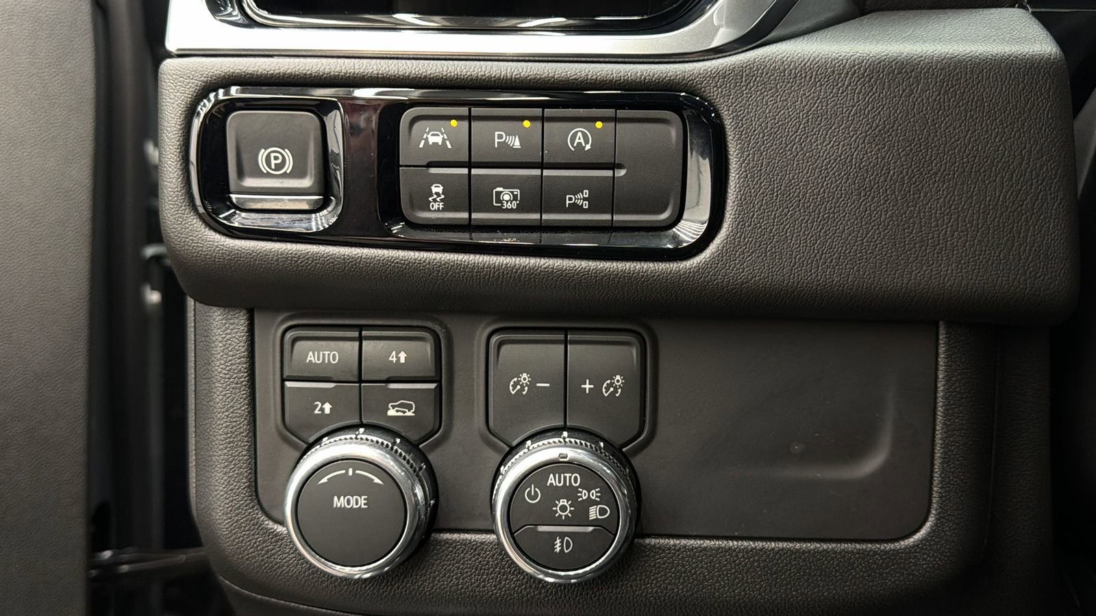 Used 2026 GMC Yukon Denali w/ Sun & Power Step Package AWD/4WD image 28