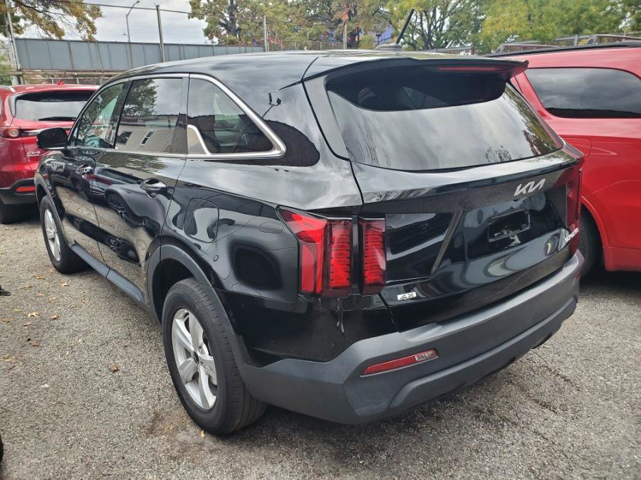 Used 2023 Kia Sorento LX image 4