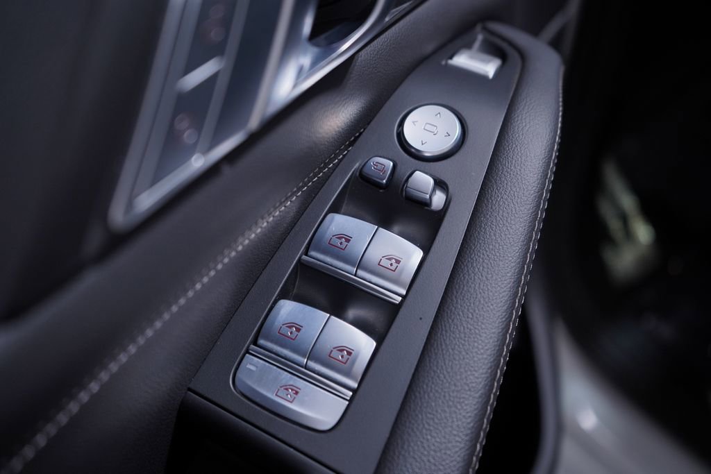 Used 2022 BMW X7 xDrive40i w/ M Sport Package image 18