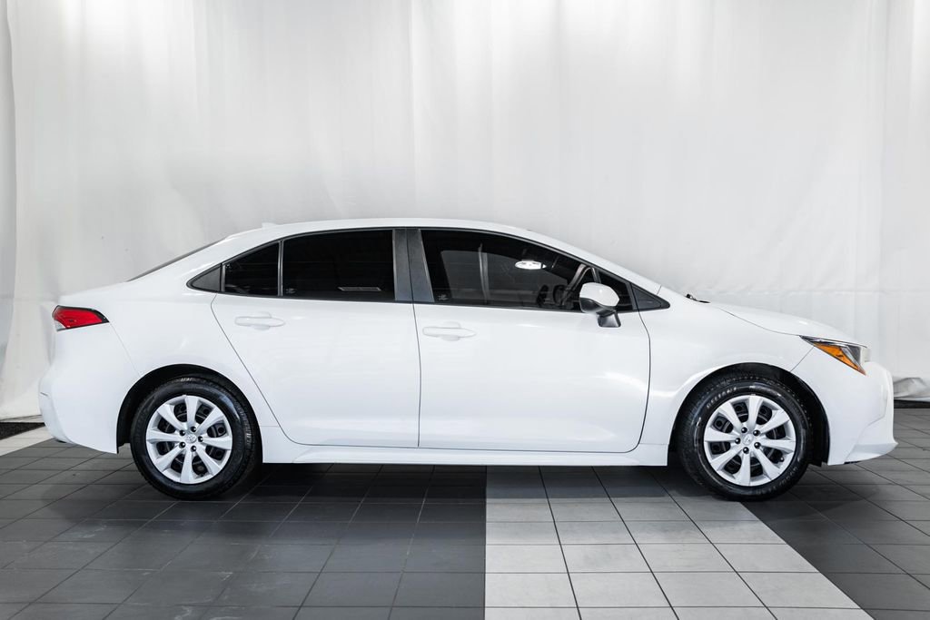 Used 2021 Toyota Corolla LE image 3
