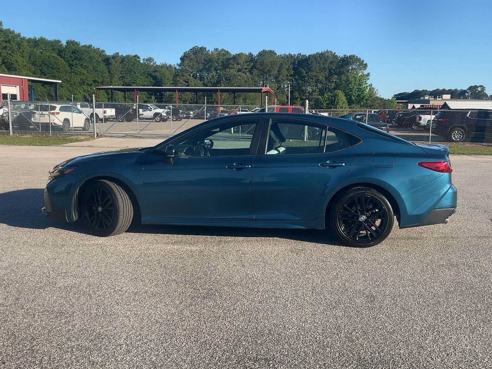 Used 2025 Toyota Camry SE FWD image 4