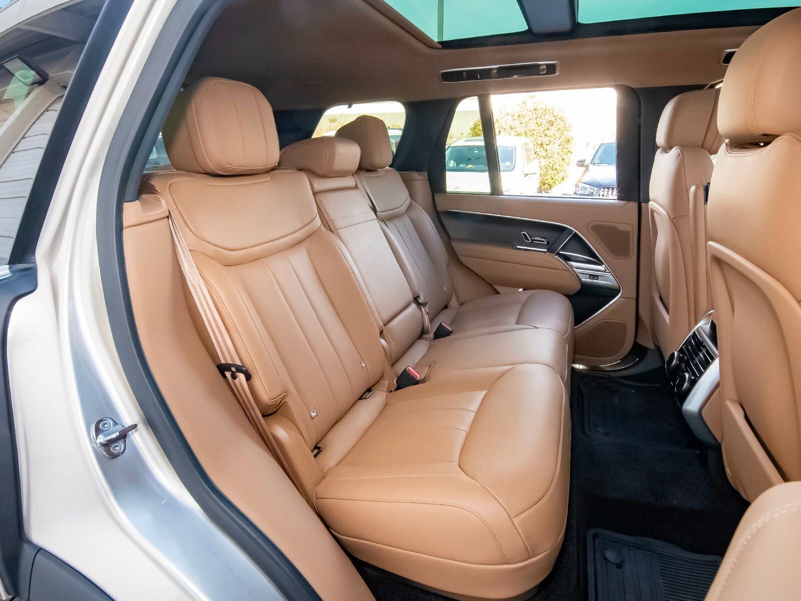 New 2025 Land Rover Range Rover SE image 46