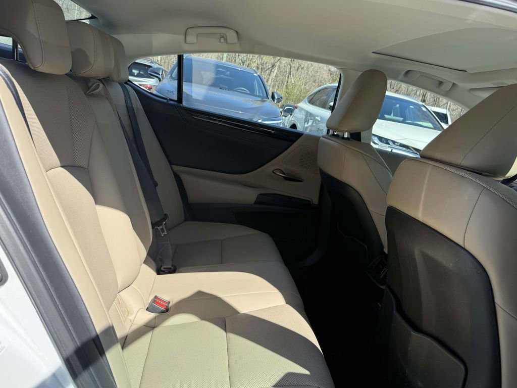 Used 2019 Lexus ES 350 w/ Premium Package image 10