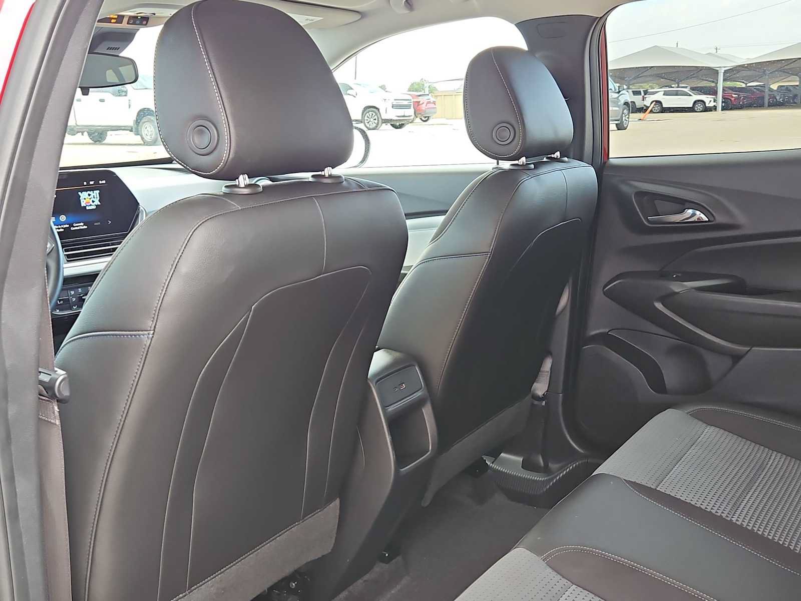 Used 2025 Chevrolet Trax LT w/ LT Convenience Package FWD image 16