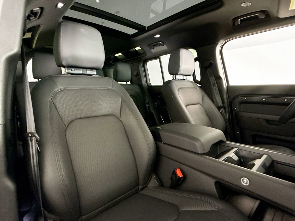 Used 2025 Land Rover Defender 110 X-Dynamic SE image 14