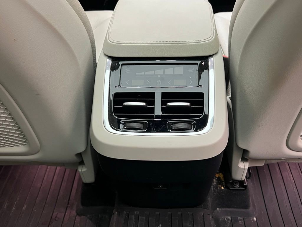 Used 2023 Volvo XC90 B6 Plus w/ Protection Package image 9
