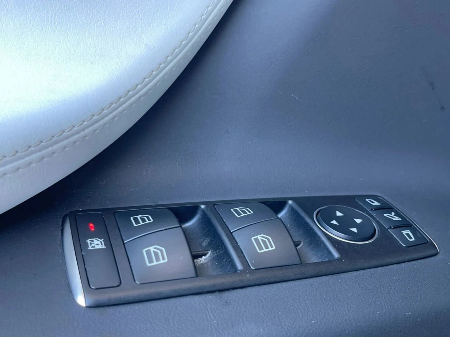 Used 2018 Tesla Model X 75D image 32