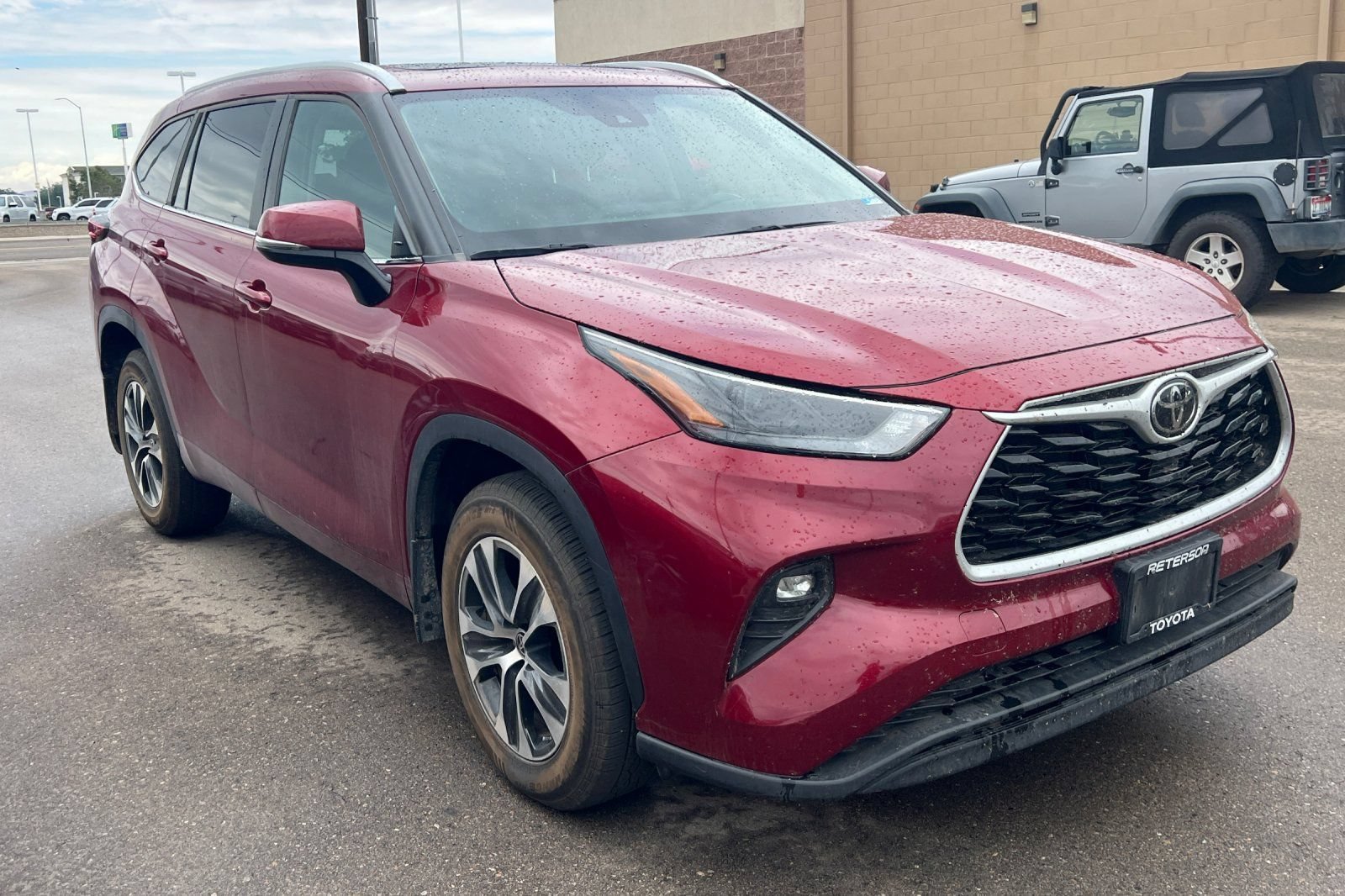 Used 2023 Toyota Highlander XLE AWD/4WD image 2