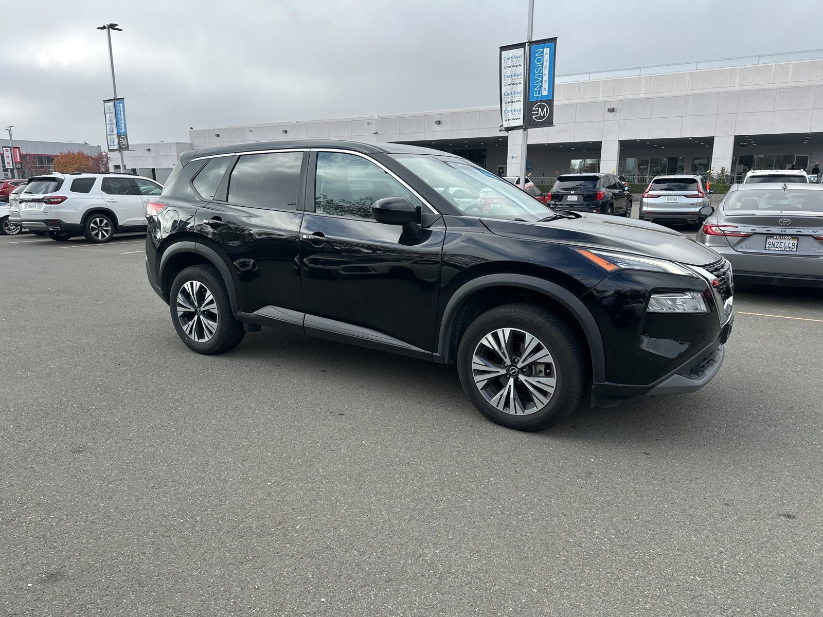 Used 2023 Nissan Rogue SV image 2