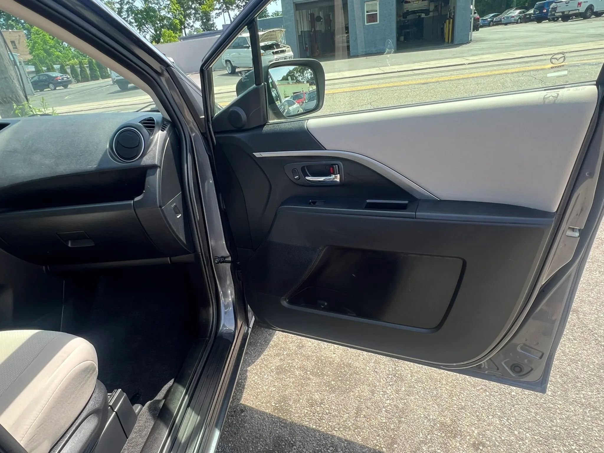 Used 2014 MAZDA MAZDA5 Sport FWD image 29
