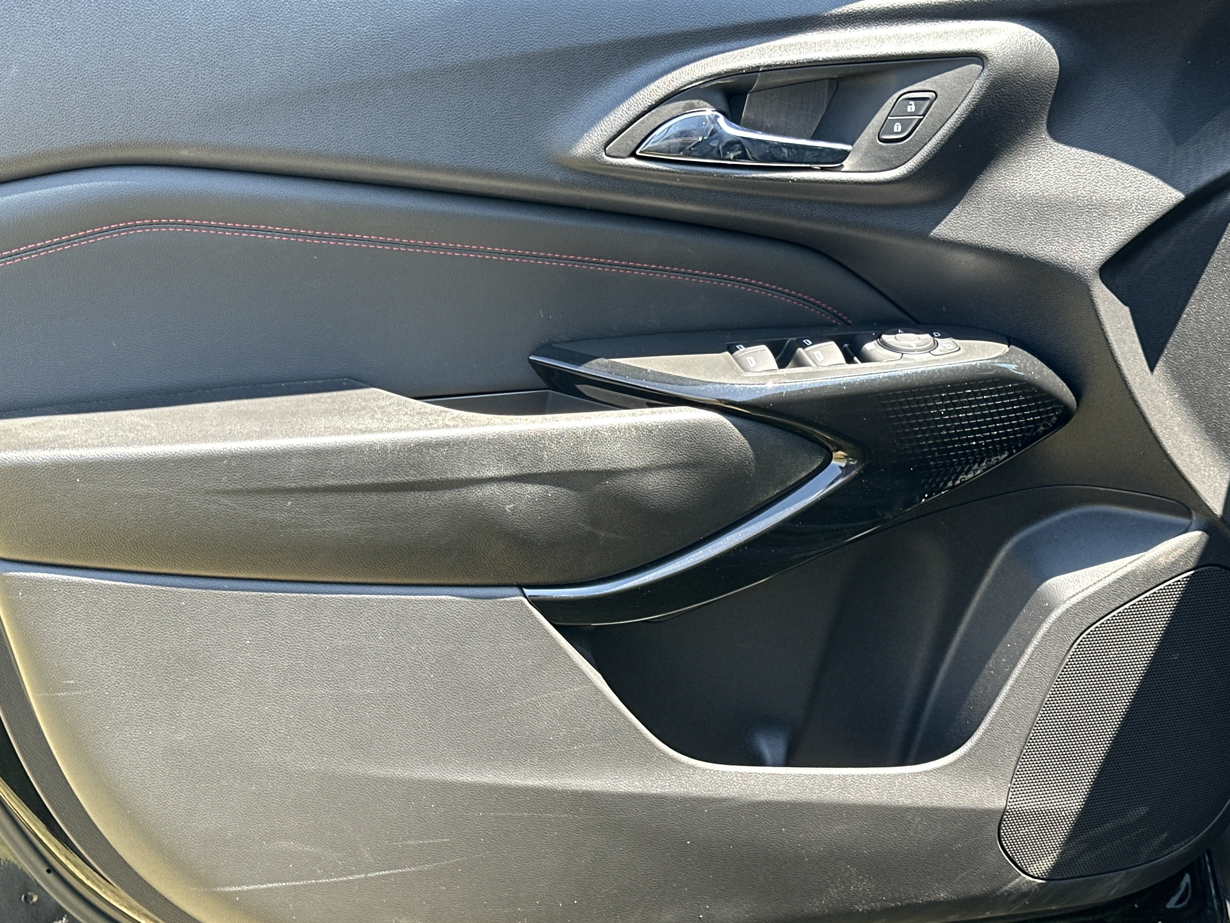 Used 2025 Chevrolet Trax RS FWD image 10