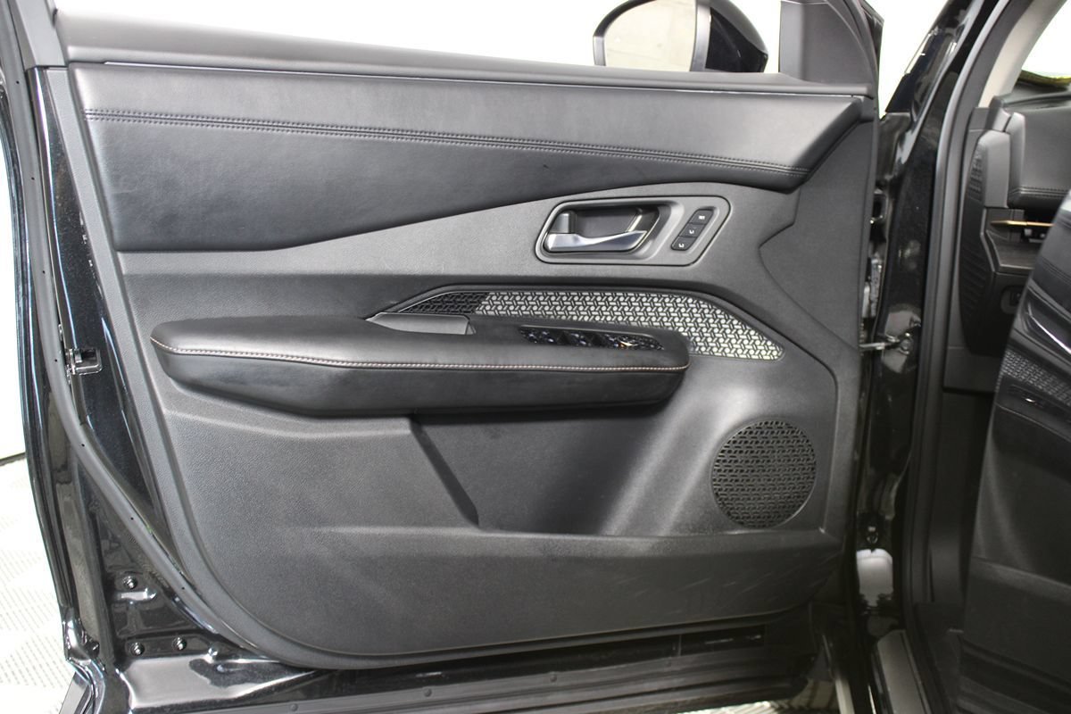 Used 2023 Nissan Ariya AWD image 6