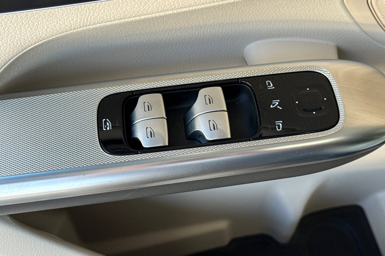 Certified 2024 Mercedes-Benz GLC 300 image 27