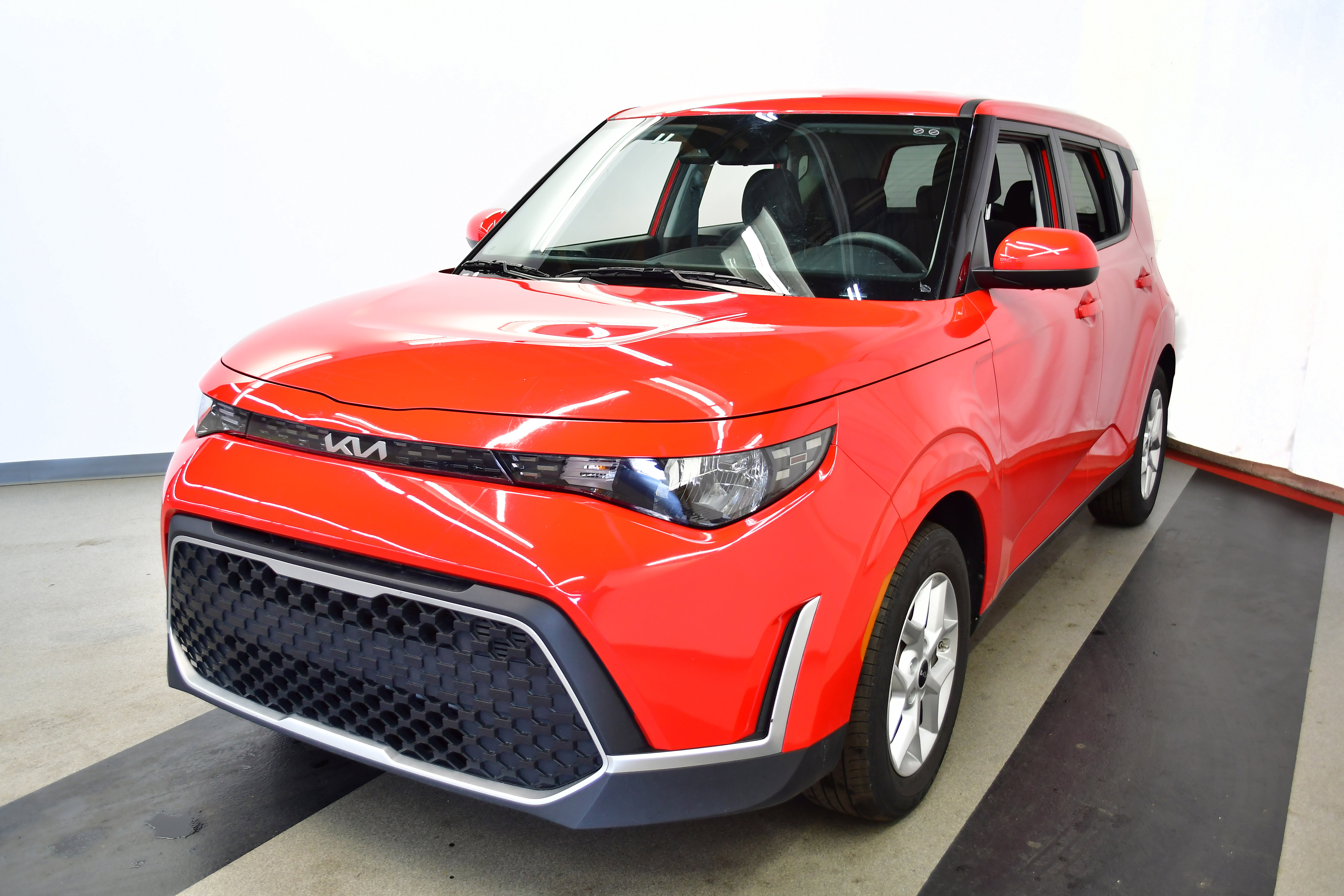 Used 2025 Kia Soul LX w/ LX Technology Package image 4