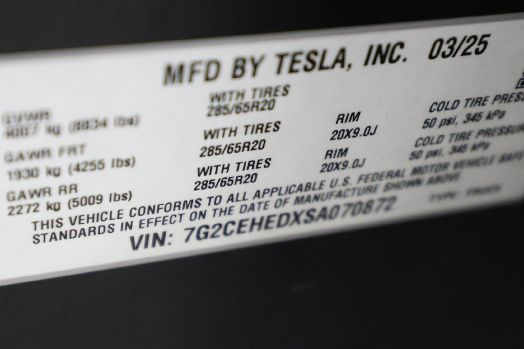 Used 2025 Tesla Cybertruck AWD Crew Cab image 50