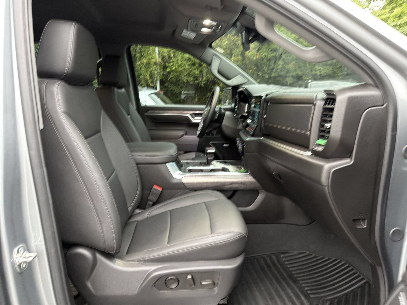 Used 2025 Chevrolet Silverado 1500 LTZ w/ LTZ Convenience Package II AWD/4WD image 16