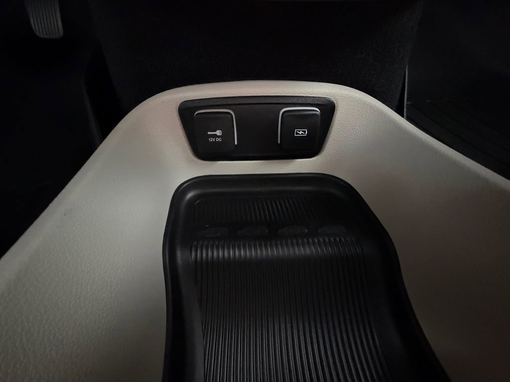 Used 2021 Chrysler Pacifica Touring-L w/ Uconnect Theater Family Group FWD image 33