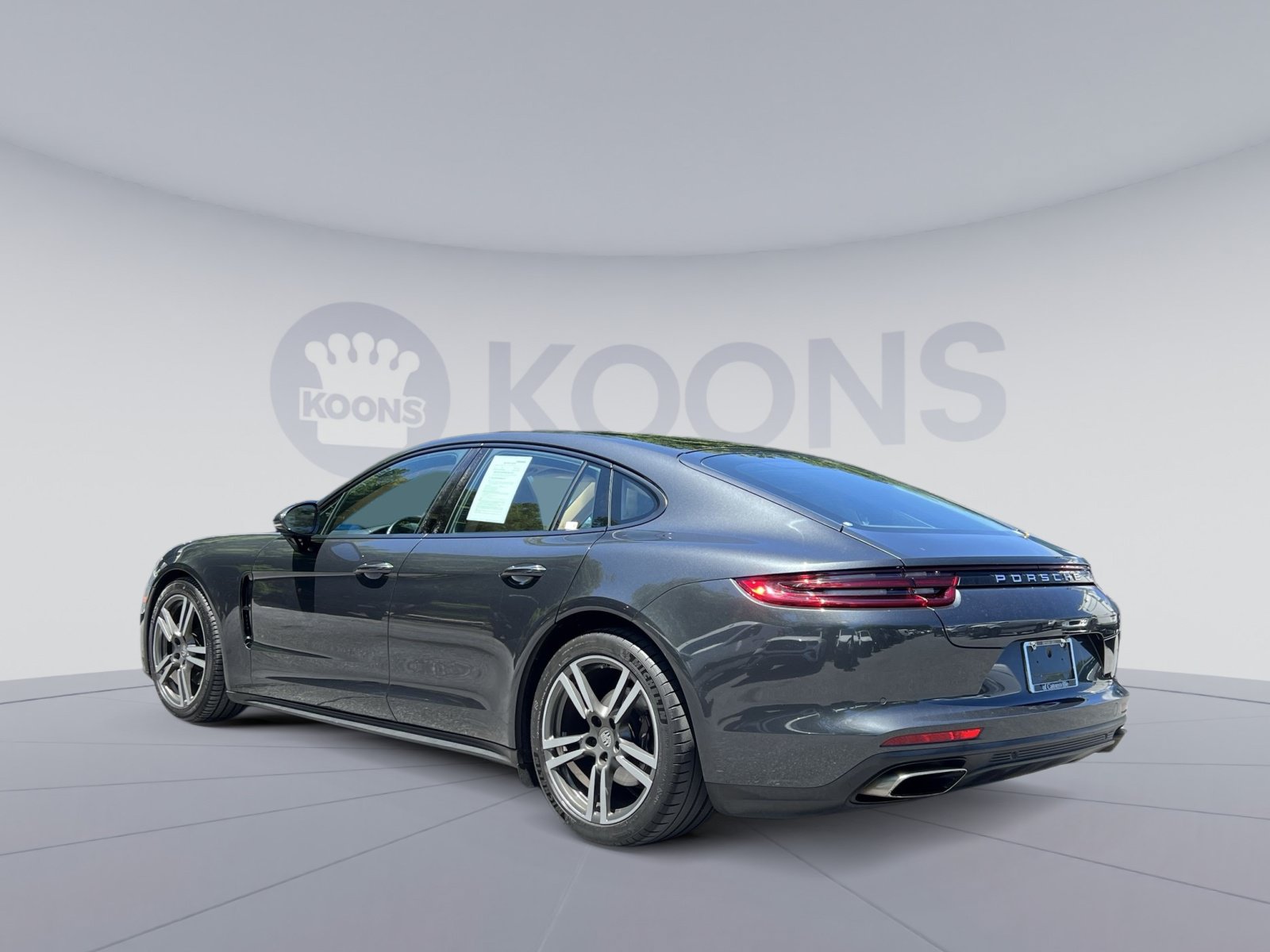 Used 2018 Porsche Panamera RWD image 8