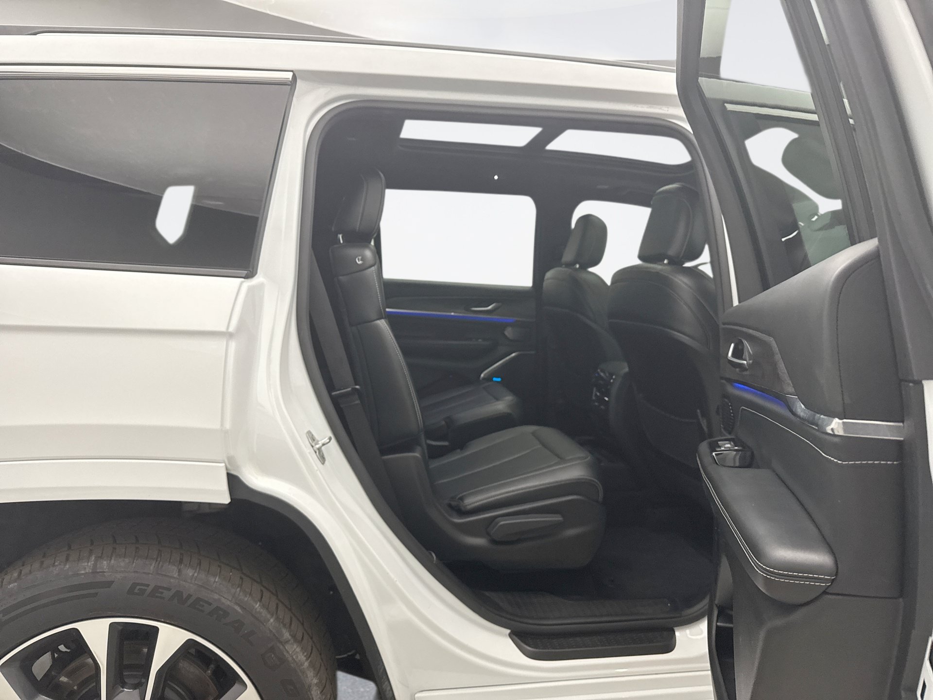 Used 2023 Jeep Grand Cherokee L Overland AWD/4WD image 20