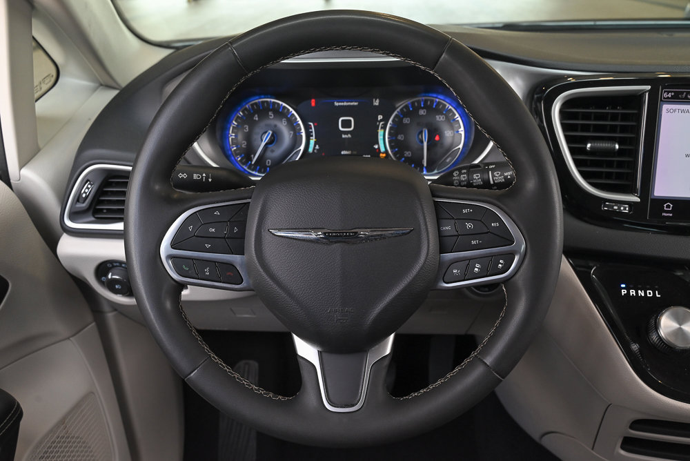 Used 2024 Chrysler Pacifica Touring-L FWD image 14