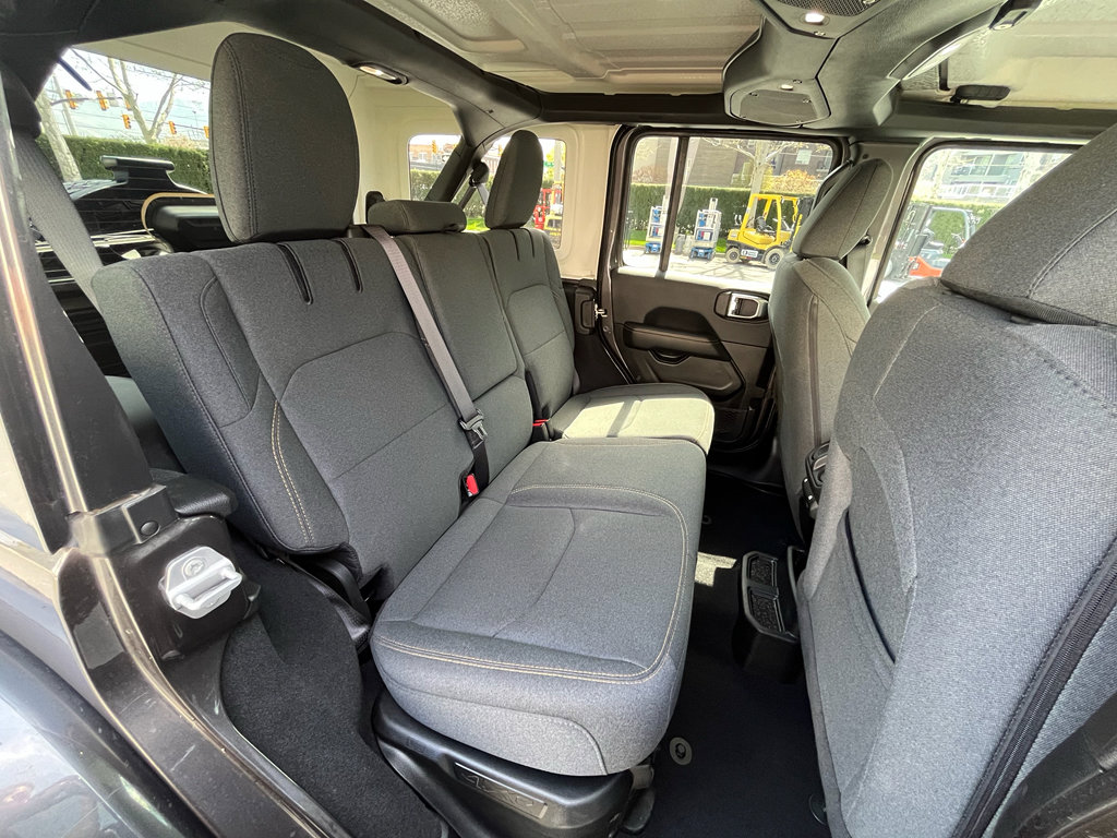 Used 2025 Jeep Wrangler Sahara image 31