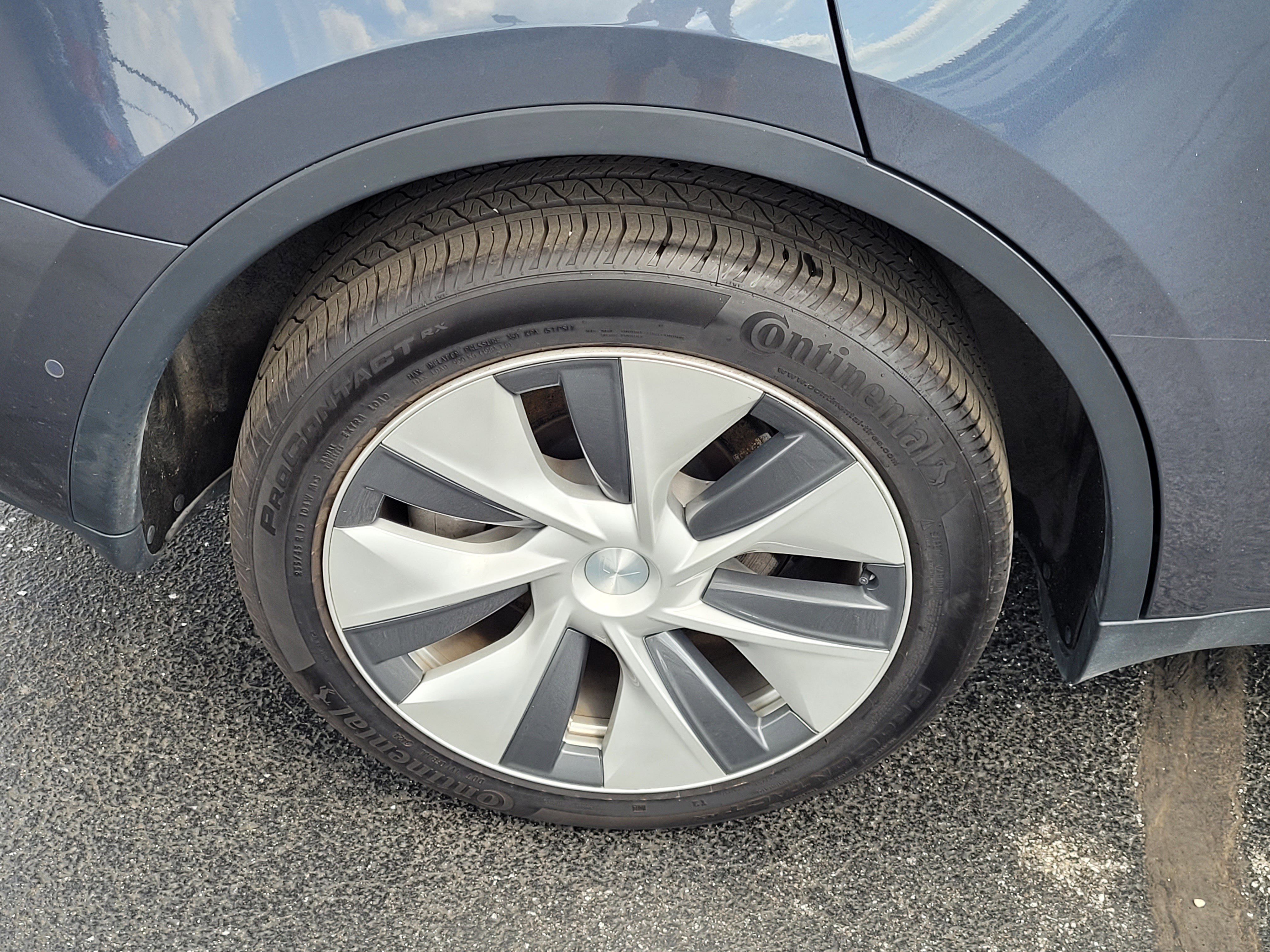 Used 2022 Tesla Model Y Long Range image 10