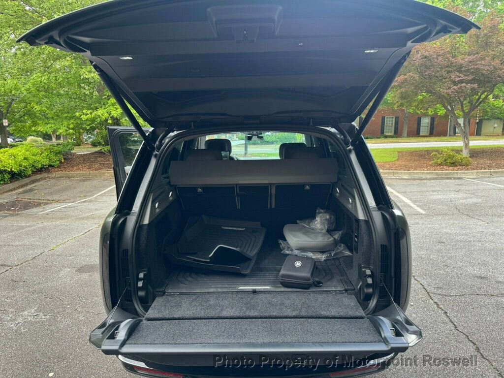 Used 2025 Land Rover Range Rover SV image 19