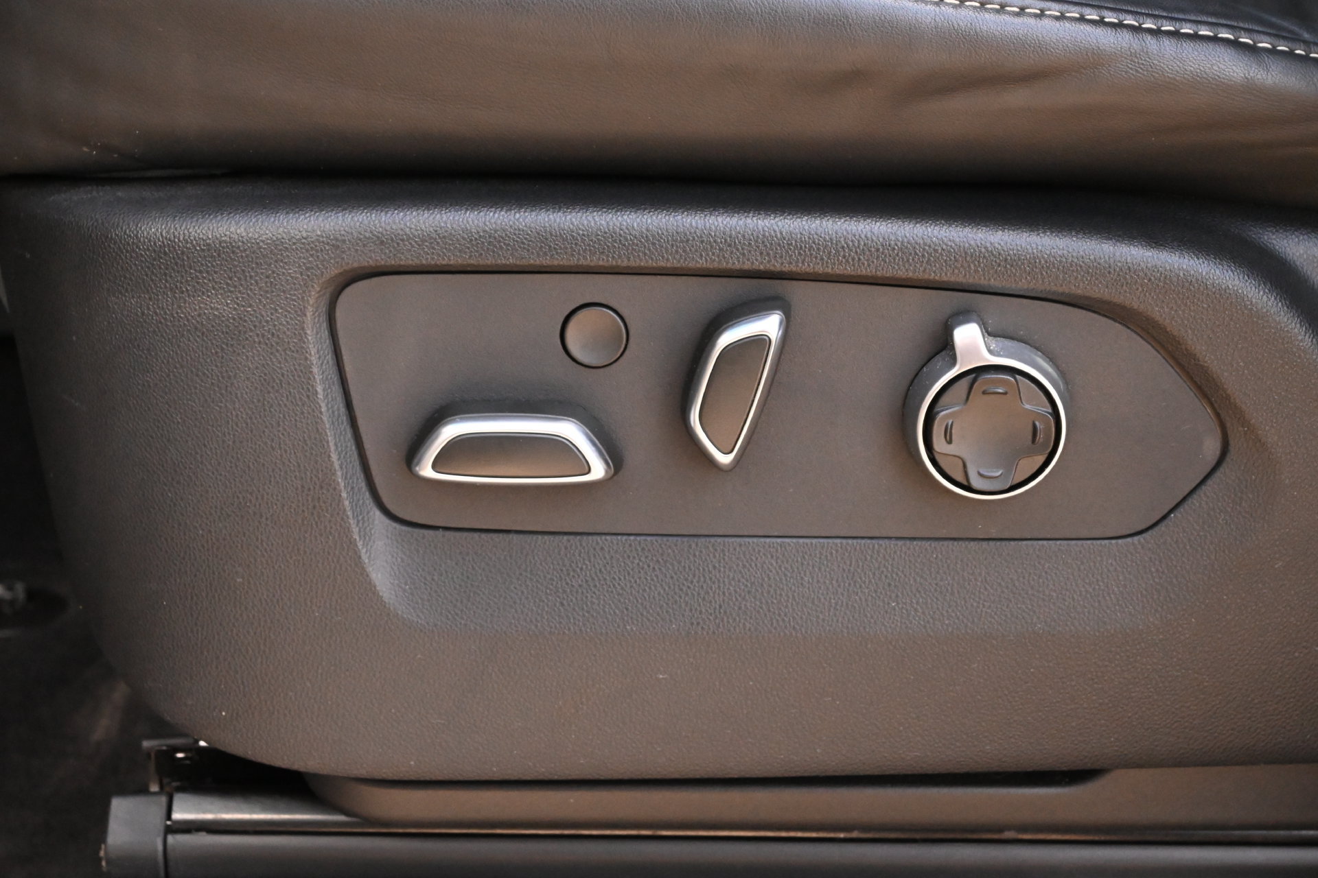 Used 2025 Cadillac Escalade Sport Platinum w/ LPO, Floor Liner Package AWD/4WD image 17
