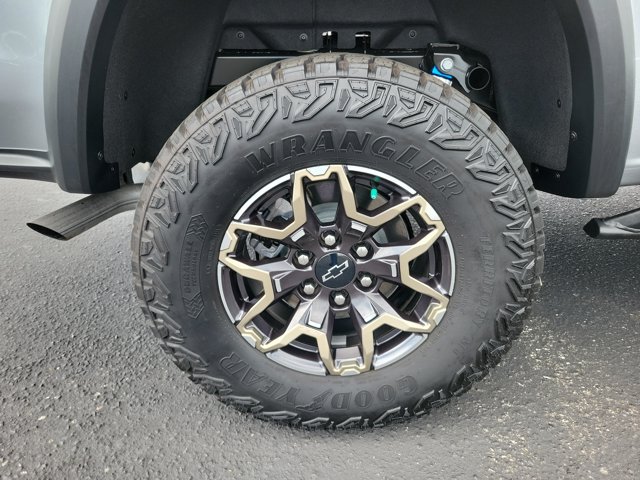 Used 2024 Chevrolet Colorado ZR2 w/ Safety Package AWD/4WD image 10