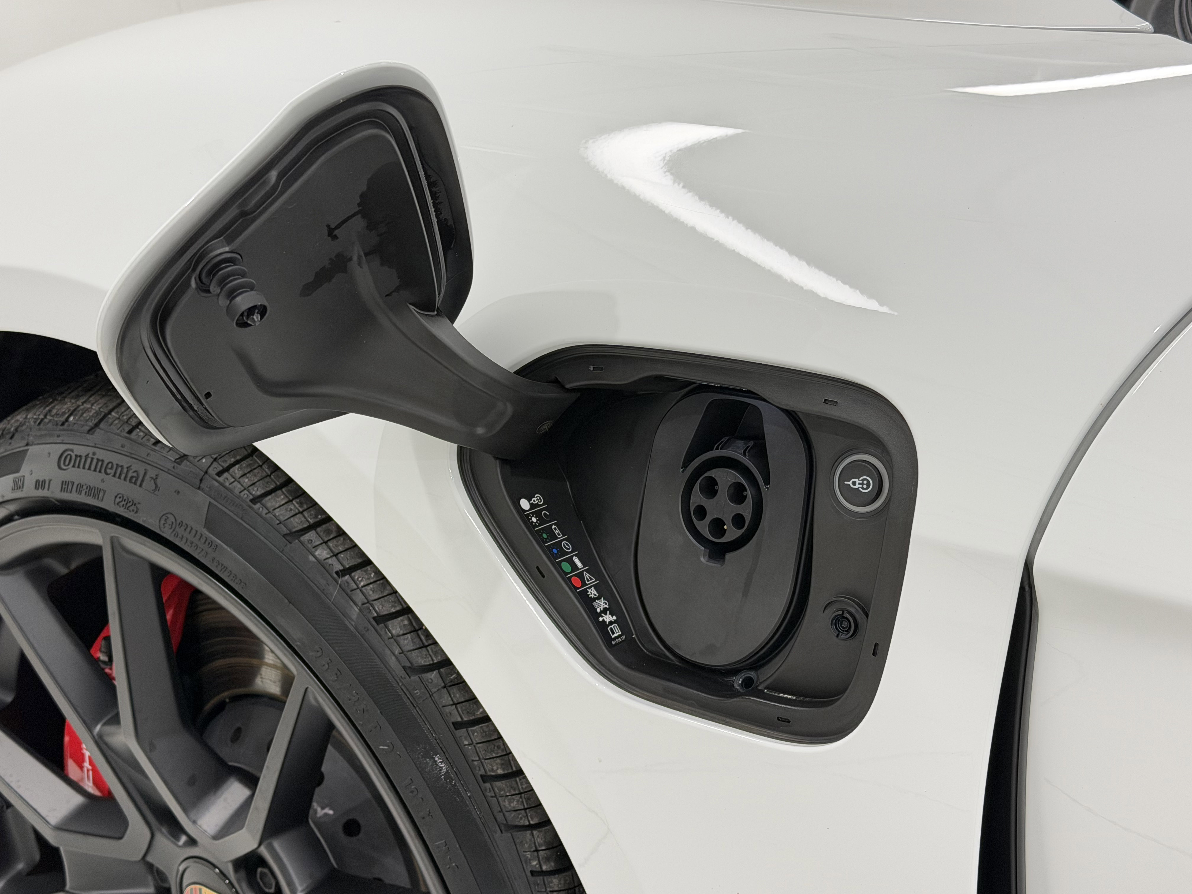 Certified 2024 Porsche Taycan GTS image 18