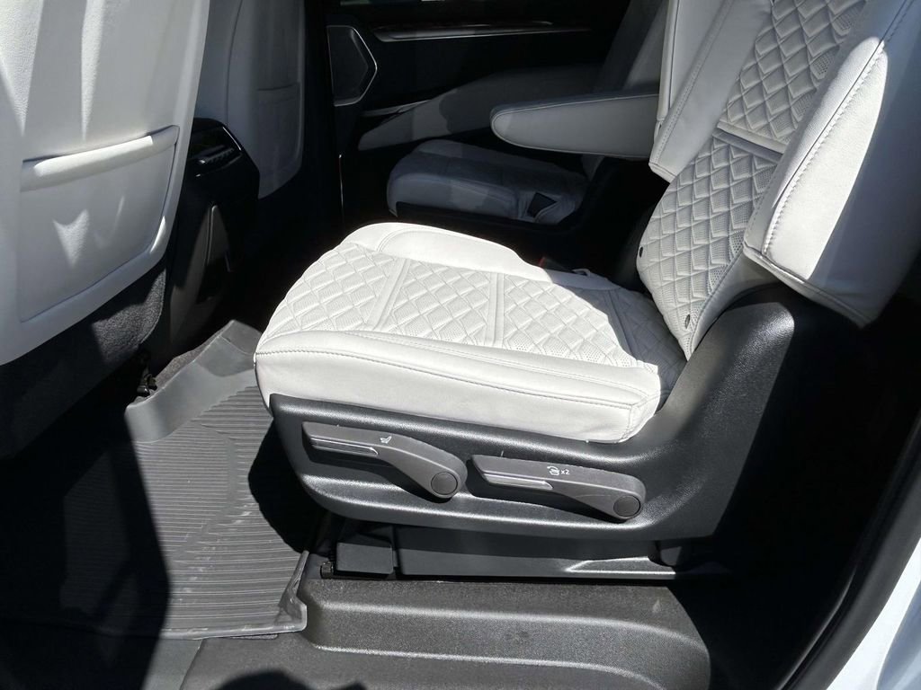 New 2026 Cadillac Escalade ESV Platinum Sport w/ LPO, ONYX Package AWD/4WD image 14