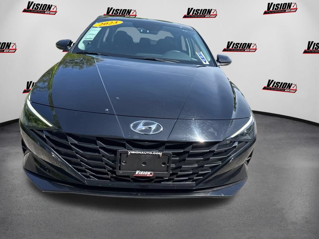 Used 2023 Hyundai Elantra SEL w/ Preferred Accessory Package FWD image 2