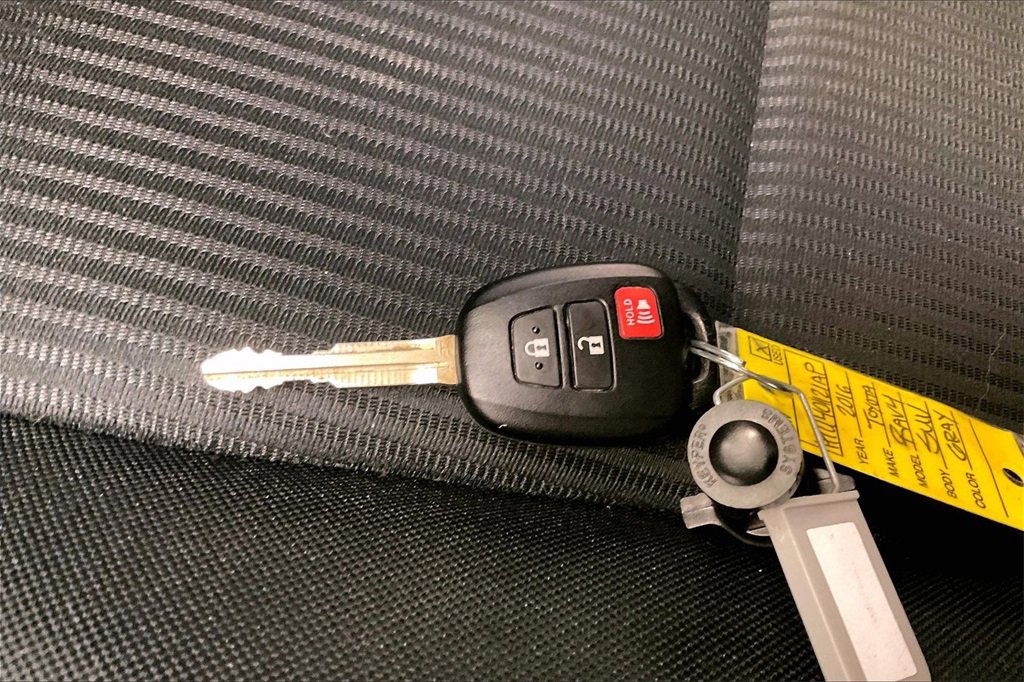 Used 2016 Toyota RAV4 LE image 10