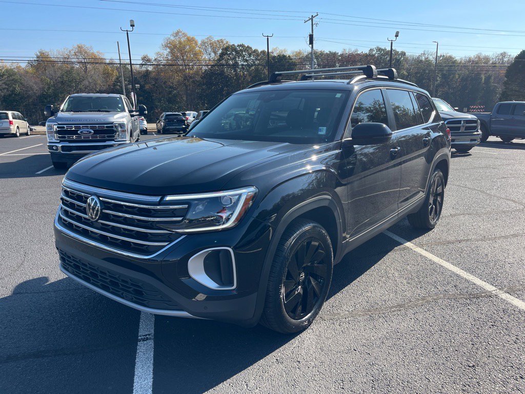 Used 2025 Volkswagen Atlas SE image 3