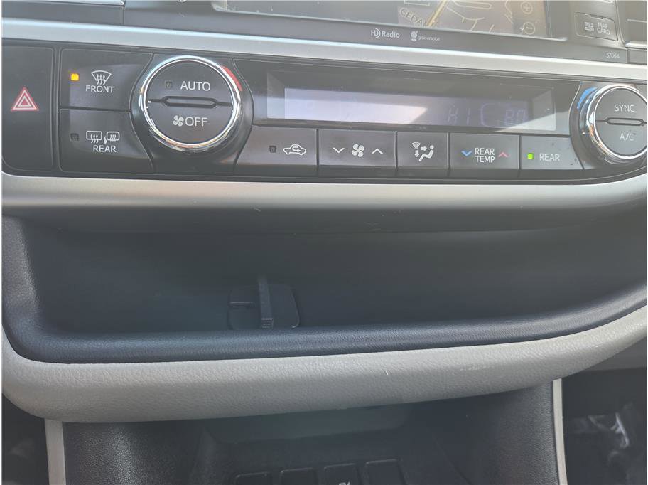 Used 2015 Toyota Highlander Limited w/ Driver Technology Package AWD/4WD image 20