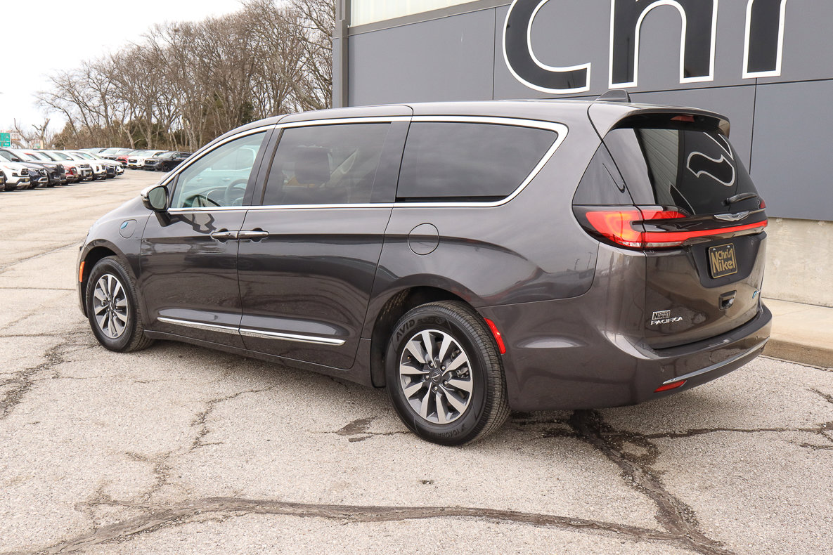 Used 2023 Chrysler Pacifica Limited image 6