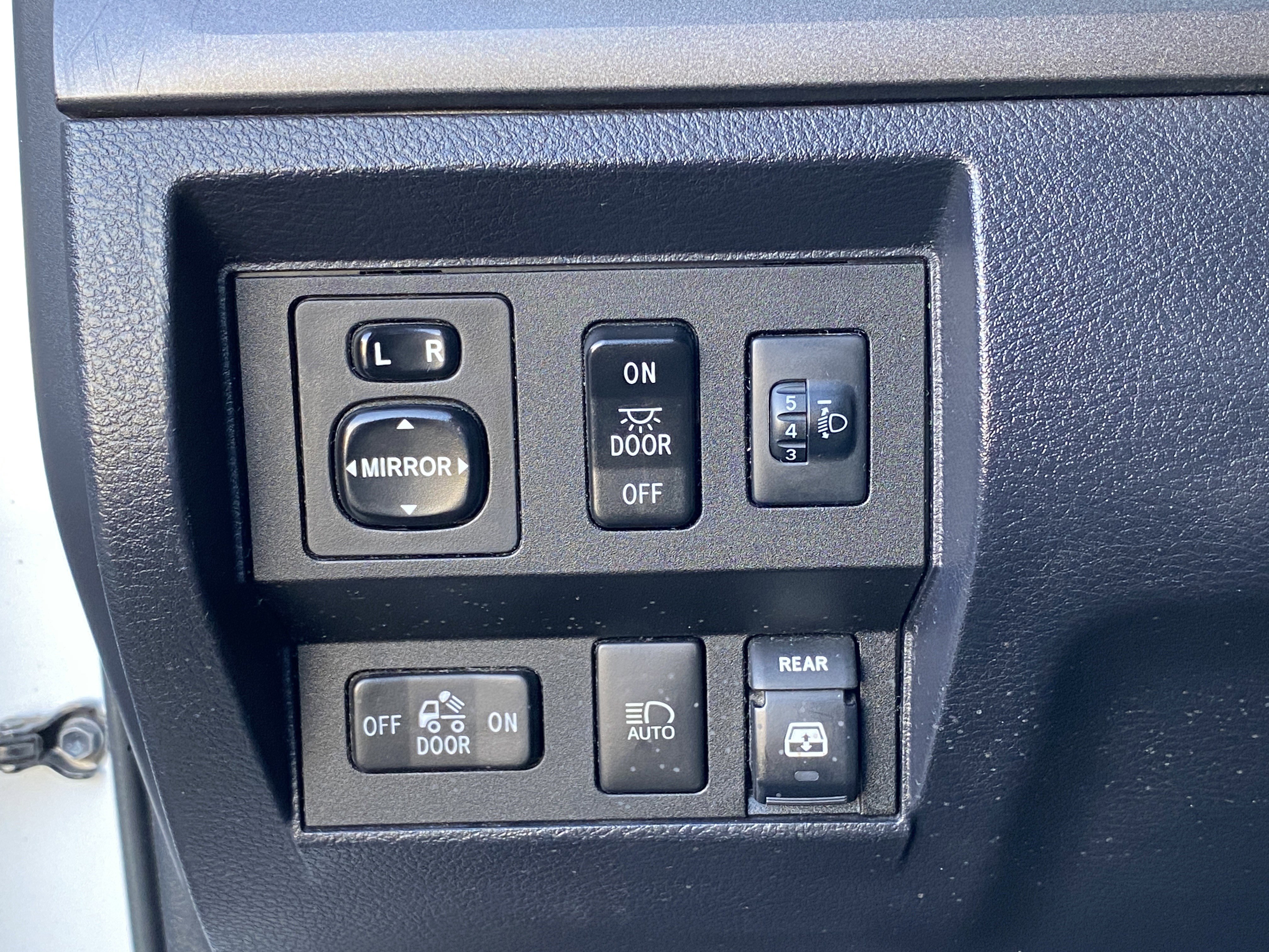 Used 2018 Toyota Tundra SR5 w/ SR5 Upgrade Package image 9