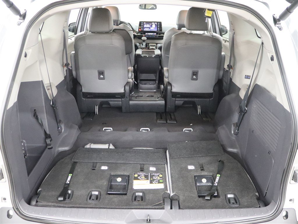 Used 2023 Toyota Sienna XLE image 7