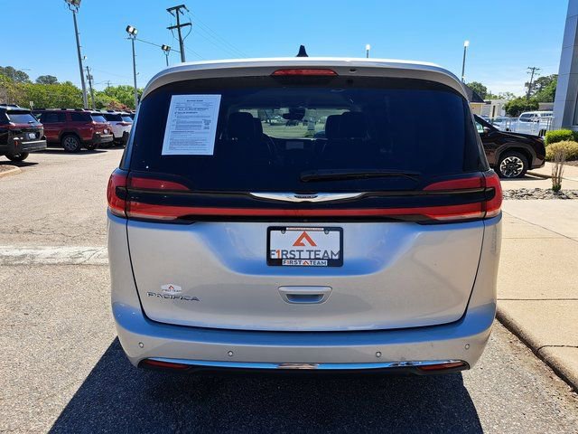 Used 2023 Chrysler Pacifica Touring-L FWD image 5