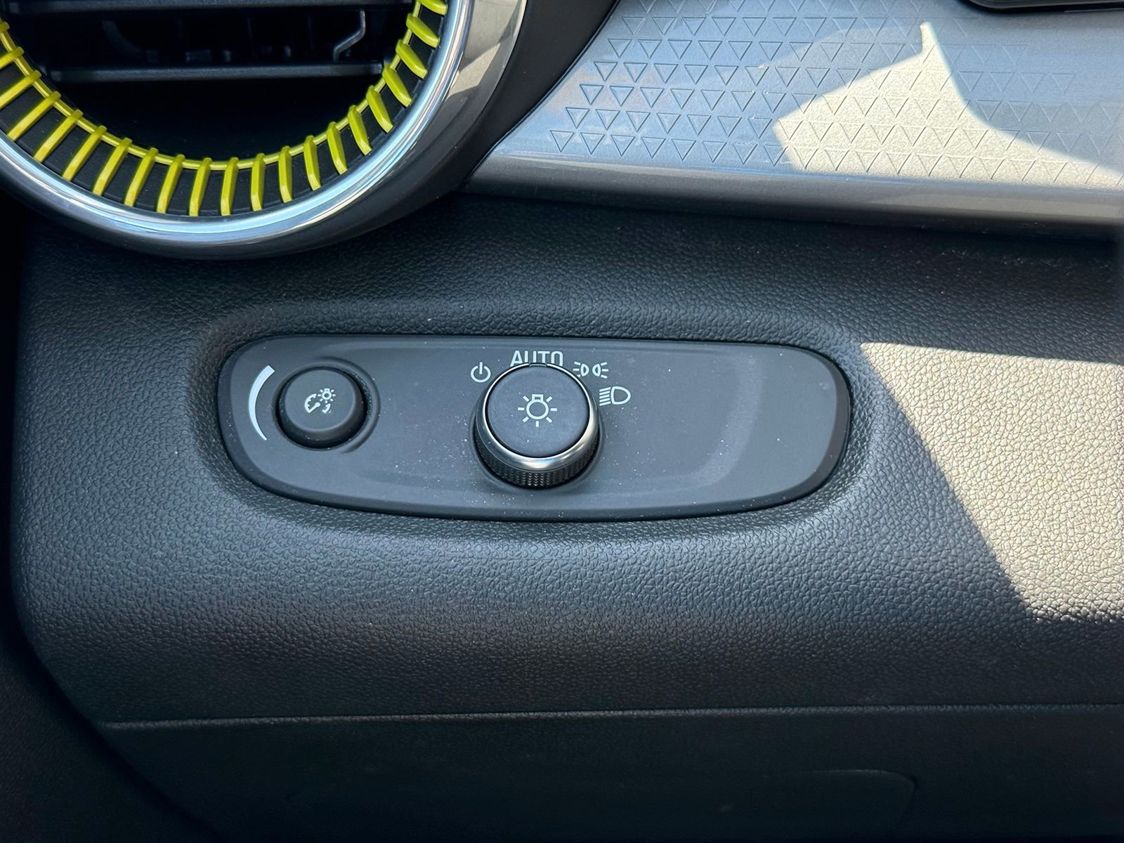 Used 2024 Chevrolet Trax LT w/ Driver Confidence Package FWD image 37