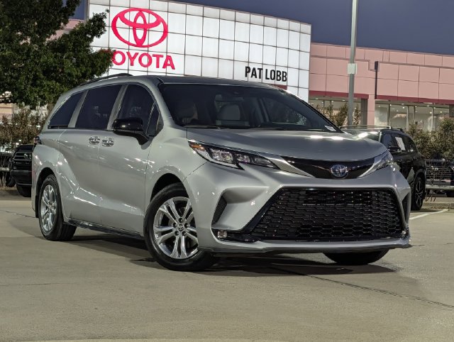 Used 2023 Toyota Sienna XSE w/ XSE Plus Package AWD/4WD image 2