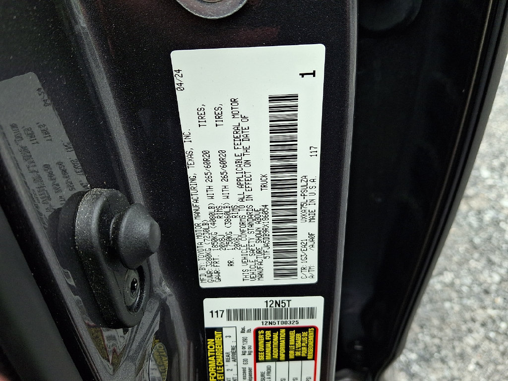 Used 2024 Toyota Tundra Limited AWD/4WD image 32