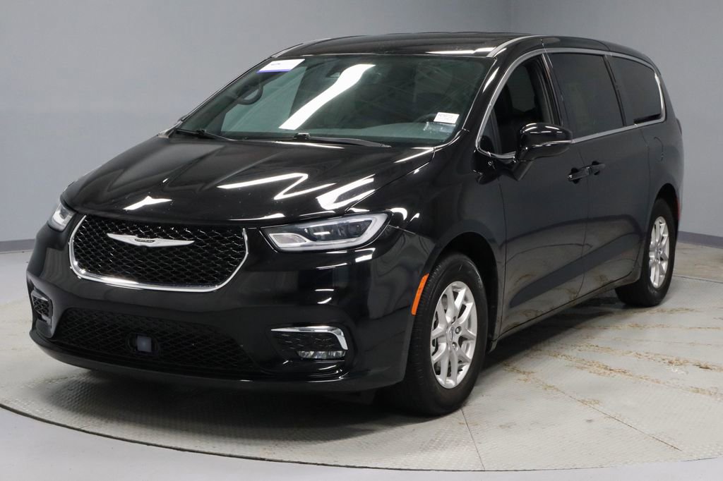 Used 2025 Chrysler Pacifica Select FWD image 7