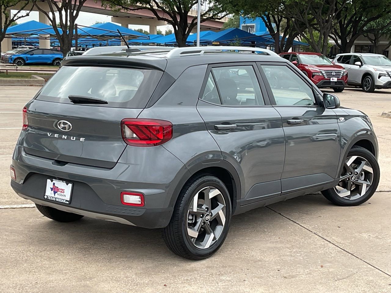 Used 2025 Hyundai Venue SEL image 5