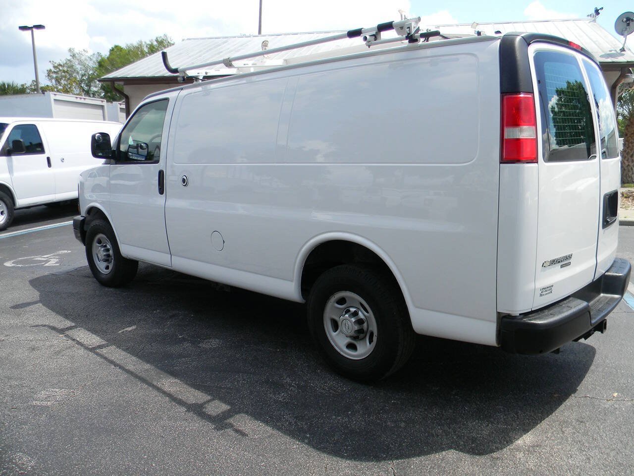 Used 2015 Chevrolet Express 2500 RWD image 10