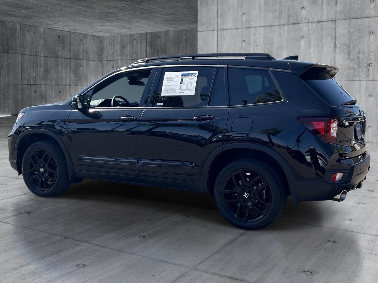Used 2025 Honda Passport Black Edition image 3