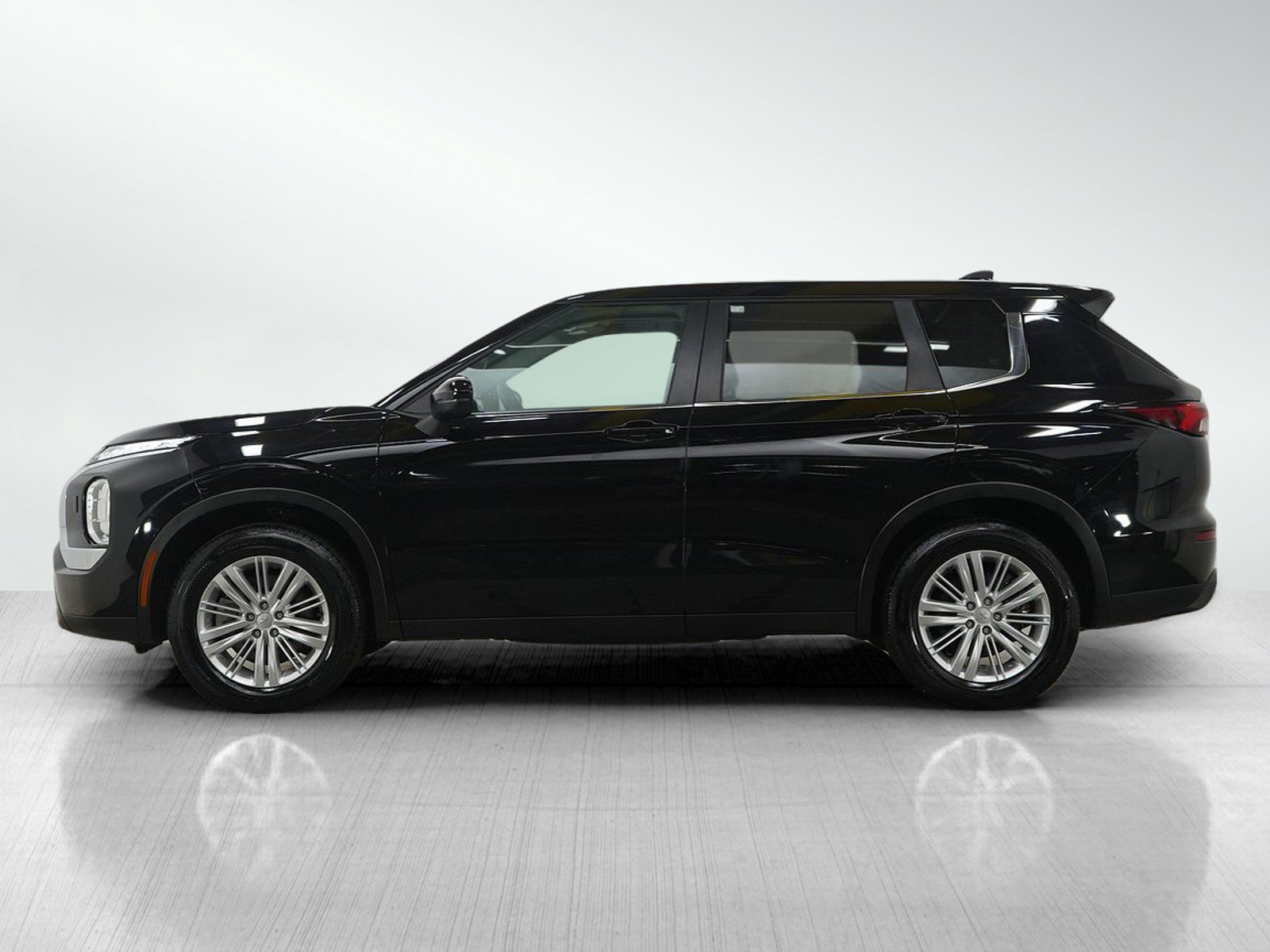 Used 2024 Mitsubishi Outlander ES image 2